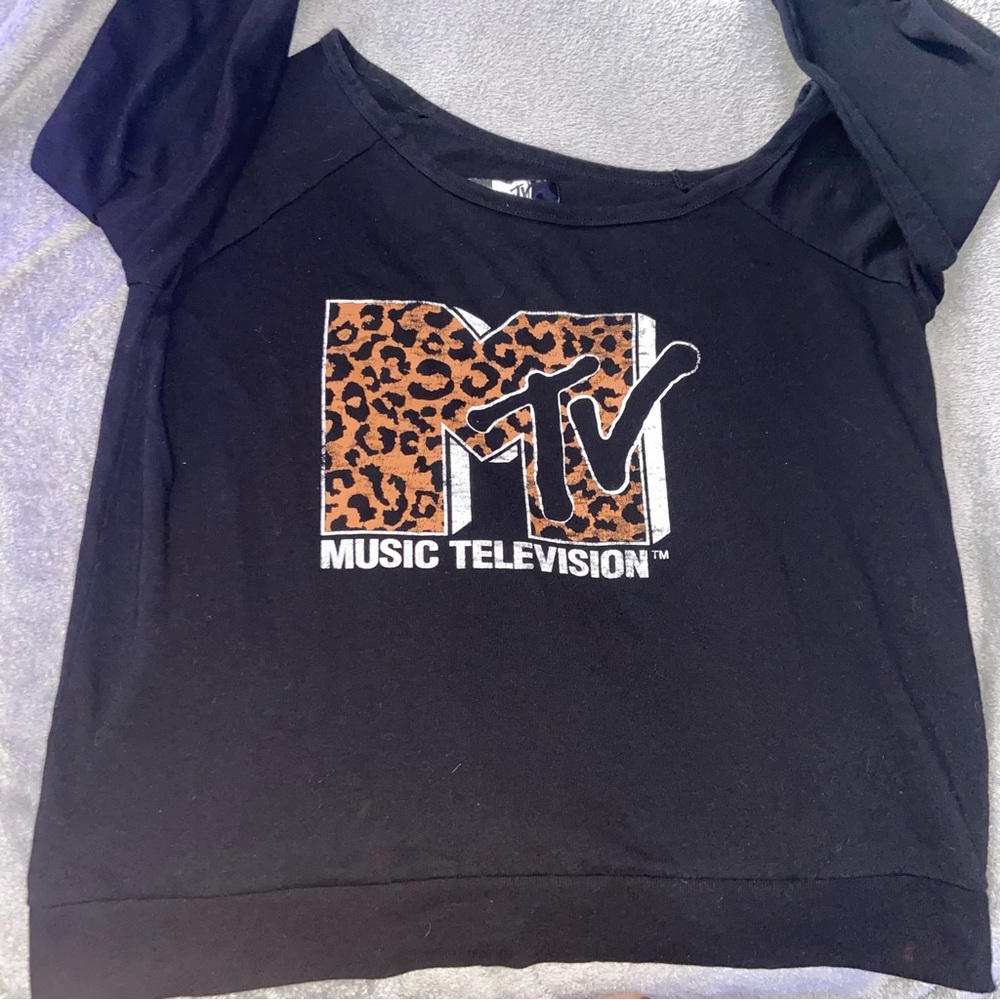 ☾.݁ᛪ༙ size 2 MTV Black Leopard Print Logo off-the-shoulder long sleeve T…